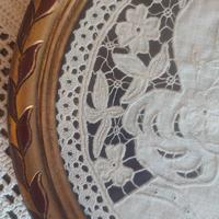 Prezioso tondo, ricamo d'epoca in cornice 