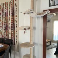 Tiragraffi alto per gatti con ripiani e amaca