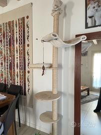 Tiragraffi alto per gatti con ripiani e amaca