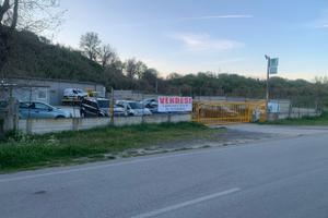 Capannone con Piazzale