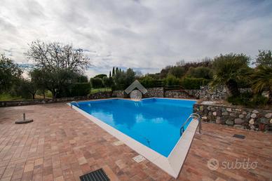 VILLA A SCHIERA A SOIANO DEL LAGO