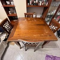 Tavolo in legno con sedie