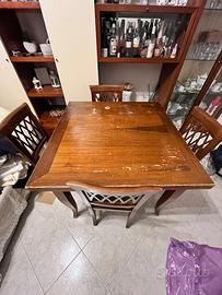 Tavolo in legno con sedie