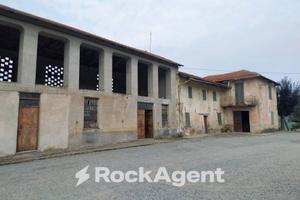LANGHE CASCINA CON AMPIO TERRENO