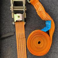 cinghie con cricchetto. Usate una volta sola.