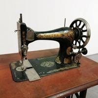 Macchina da cucire Singer d'eopca con tavolo