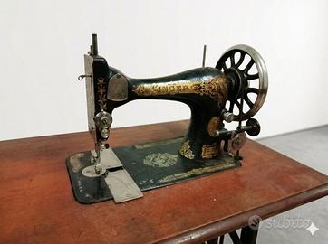 Macchina da cucire Singer d'eopca con tavolo