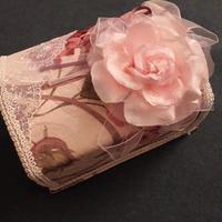 Portagioie a cofanetto rosa e beige con rosa