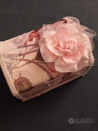 Portagioie a cofanetto rosa e beige con rosa