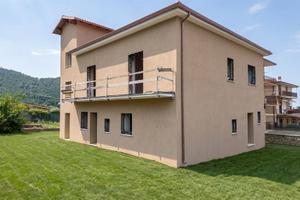 Casa indipendente di 200 m² con più di 5 locali a 