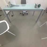 Tre scrivanie in acciaio e vetro temperato