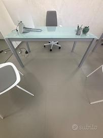 Tre scrivanie in acciaio e vetro temperato