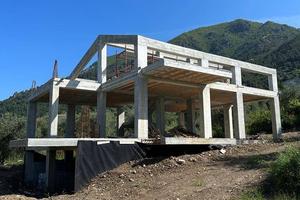 Prestigiosa Villa Unifamiliare su Tre Livelli