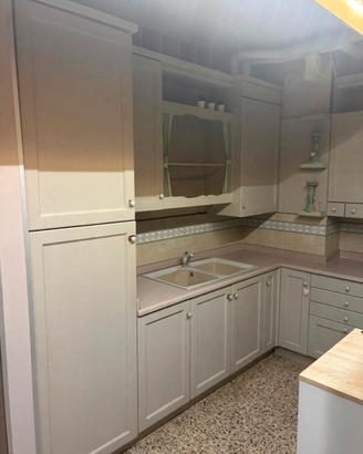 cucina completa di elettrodomestici