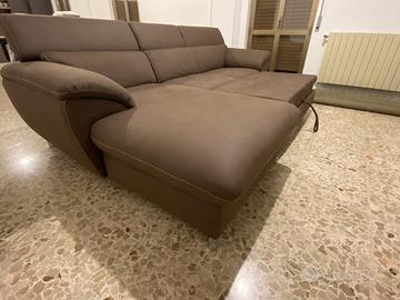 Divano Letto Angolare con penisola a sinistra.