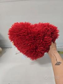 Peluche a forma di cuore rosso