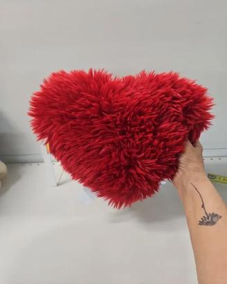 Peluche a forma di cuore rosso