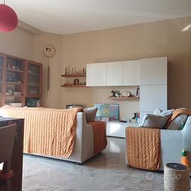 Parete attrezzata e tavolo con 4 sedie