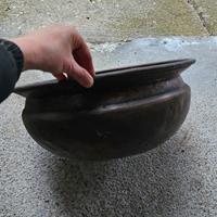 Antico pentolone in rame, forato come da foto 