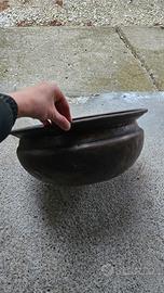 Antico pentolone in rame, forato come da foto 