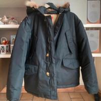 Giaccone uomo in piumino con cappuccio.