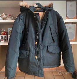 Giaccone uomo in piumino con cappuccio.