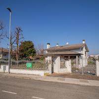 VILLA SINGOLA CON CURATO GIARDINO