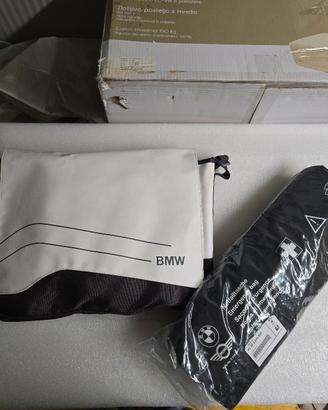 Borsa BMW con vari accessori detergenti e medica