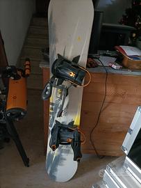 Snowboard Dynastar con attacchi
