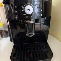 Macchina del caffè DeLonghi magnifica S