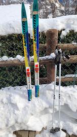 Sci fondo con bastoncini e scarpe