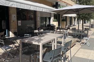 Bar Vineria con banco salumi su corso principale