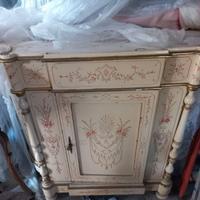 Credenza antica in buone condizioni
