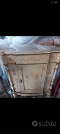 Credenza antica in buone condizioni