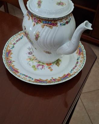 Teiera e vassoio in porcellana Limoges C.