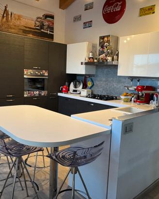 CUCINA ANGOLARE CON PENISOLA