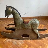 Cavallino a dondolo in legno antico