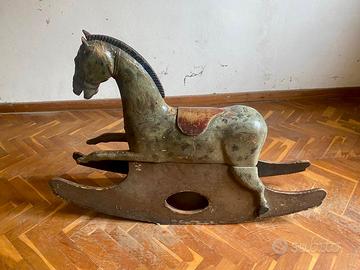 Cavallino a dondolo in legno antico
