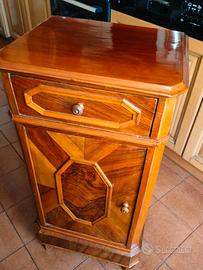 Comodino Umbertino rivestito in noce restaurato