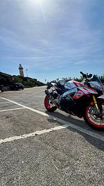 Aprilia tuono v4 factory speed white