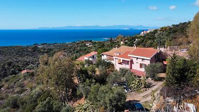 Villa caposchiera con ampio giardino