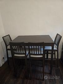 Tavolo con sedie stile americano