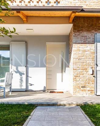 Villa di 153 m² con più di 5 locali e box auto a C