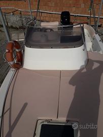 Imbarcazione a motore