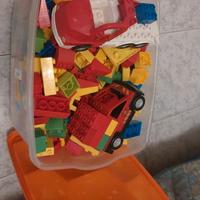 scatola con costruzioni bambini 