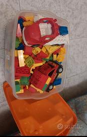 scatola con costruzioni bambini 
