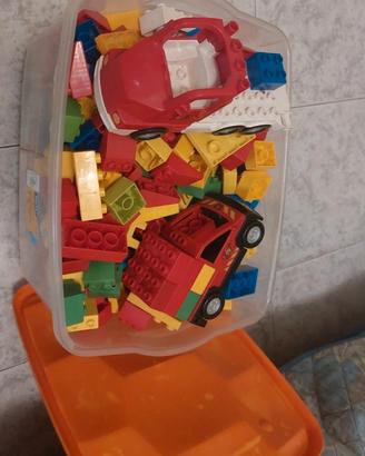 scatola con costruzioni bambini 