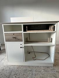 Bancone reception su misura + mensole