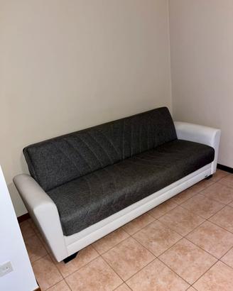 Divano letto grigio e bianco