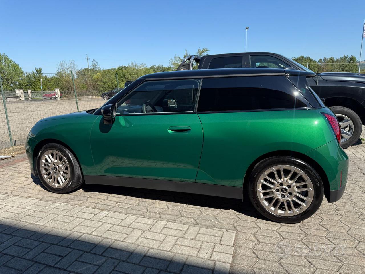 MINI COOPER E Favorite British Racing Green 40.7 kWh 184ch - Toit panoramique - Cuir - Carplay - 8 900 km